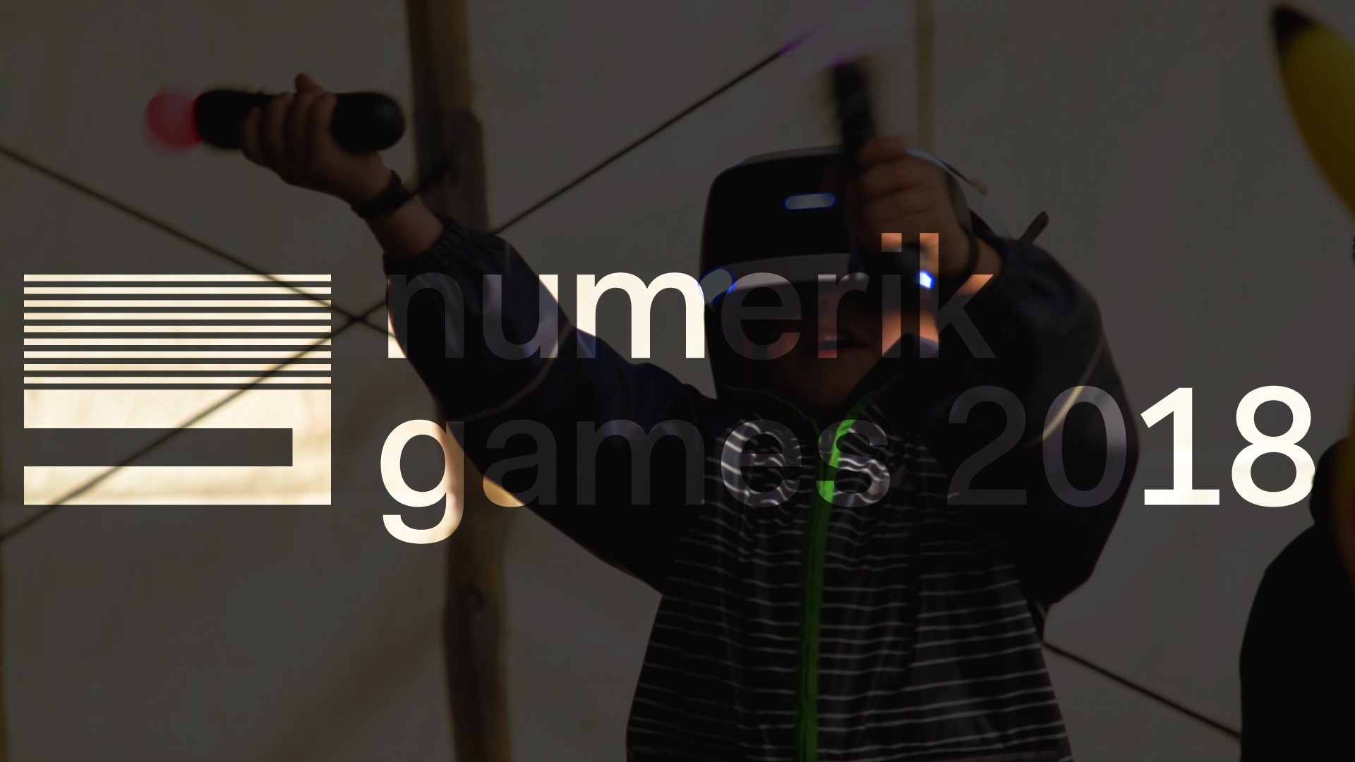 Enfant découvrant un jeu en réalité virtuelle au cours du Numerik Games 2018